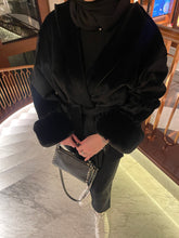 Görseli Galeri görüntüleyiciye yükleyin, Selly kolu kürklü kaban