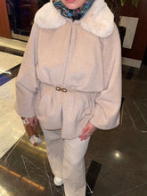 Görseli Galeri görüntüleyiciye yükleyin, Fox yakası kürklü kaban